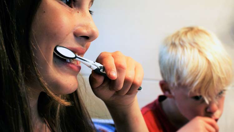 Cavity Risk Factors - Kids brushing teeth